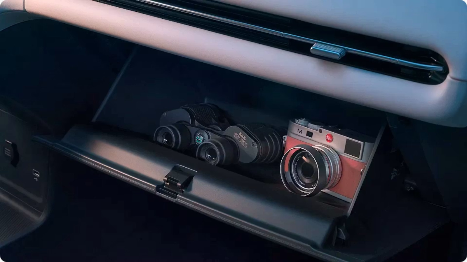GLOVE BOX WITH SOFT OPENING